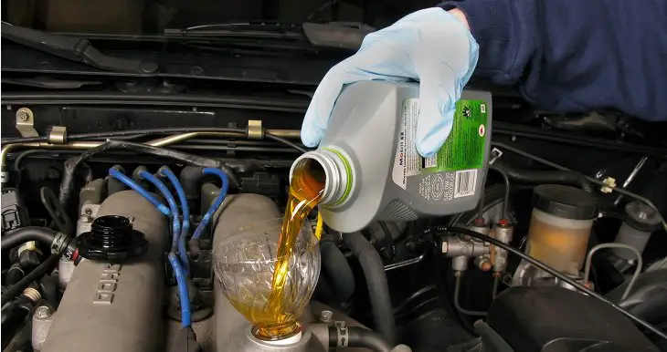 À quelle fréquence doit-on changer l’huile de sa voiture ?