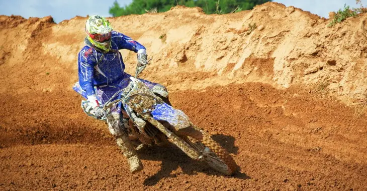 Pourquoi avez-vous besoin d’un casque pour faire de la moto cross ?