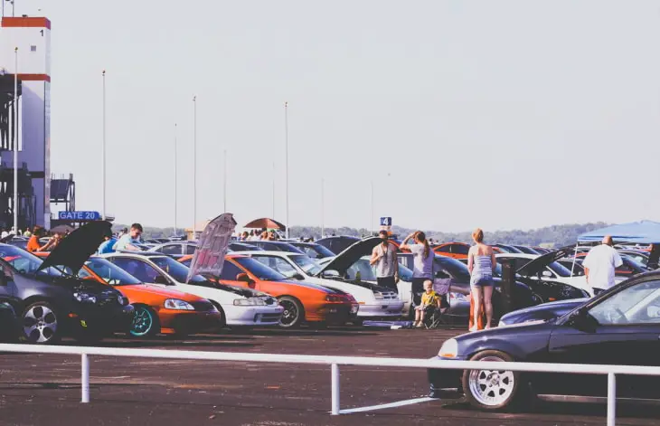 En rassemblement automobile, regardez, car toucher peut coûter cher