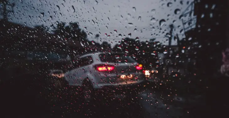 7 Conseils de sécurité pour une conduite sous une pluie battante