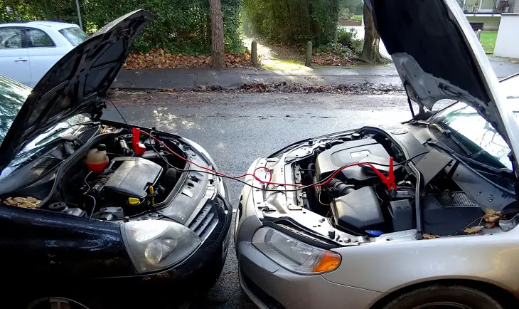 Comment faire démarrer une voiture ayant sa batterie à plat