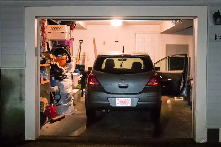 voiture stationnee garage